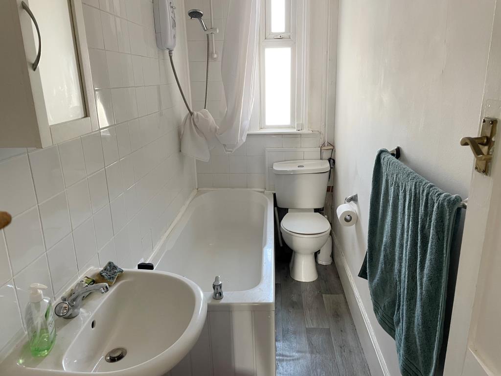 Lot: 29 - FLAT WITH SEA VIEWS FOR INVESTMENT - bathroom with sink toilet and fitted shower and screen